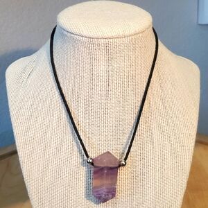 🦩NWOT PURPLE CRYSTAL NECKLACE